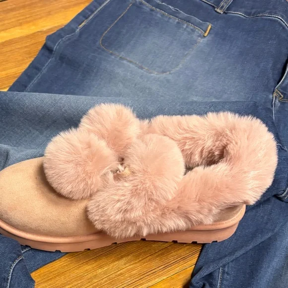 Cozy Pink Fur Women's Slippers - Picture 2 of 3